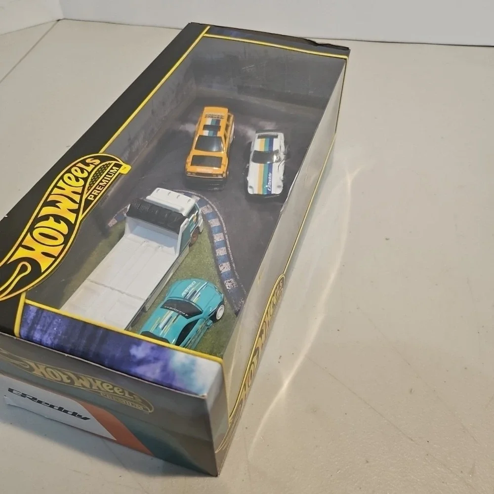 Hot Wheels Premium Diorama Fleet Street SUBARU BRZ Nissan Maxima Datsun